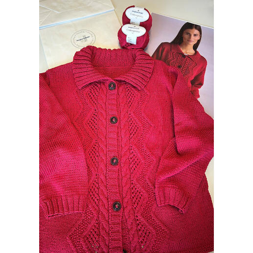 Rote gestrickte Jacke und Wollknäuel, Layout mit Anleitungsheft.