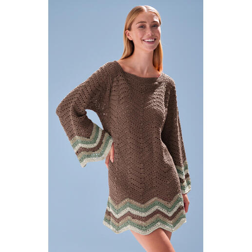 Gehäkelte Tunika aus Bandana-Mini in Braun mit grün-gestreiften Ärmeln.