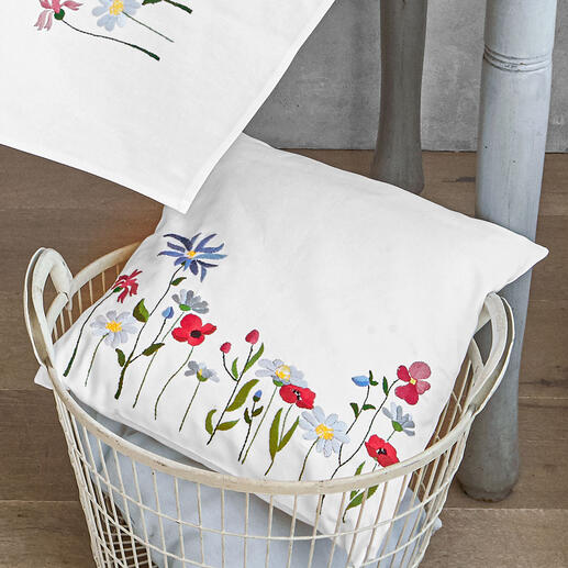 Kissenhülle mit bunten Feldblumen auf weißem Hintergrund