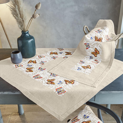 Stick-Ensemble mit bunten Schmetterlingsmotiven auf Dekoration.