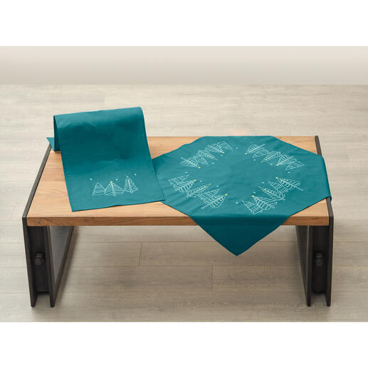 Tischwäsche mit minimalistischen Kiefernbaum-Mustern auf grünem Hintergrund.