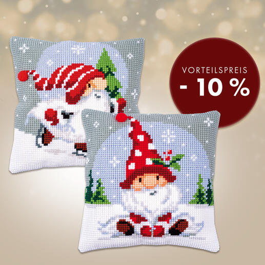 Kreuzstichkissen mit Wichtelmotiven auf beiden Seiten, festlicher Hintergrund.