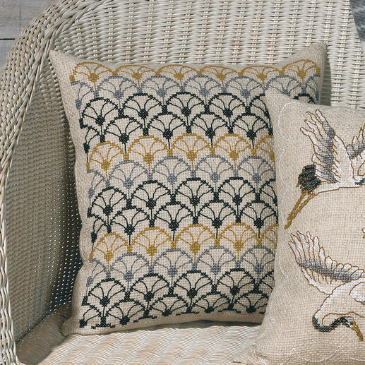 Kissenhülle mit Fächerdesign in Grau und Schwarz auf einem hellen Hintergrund.