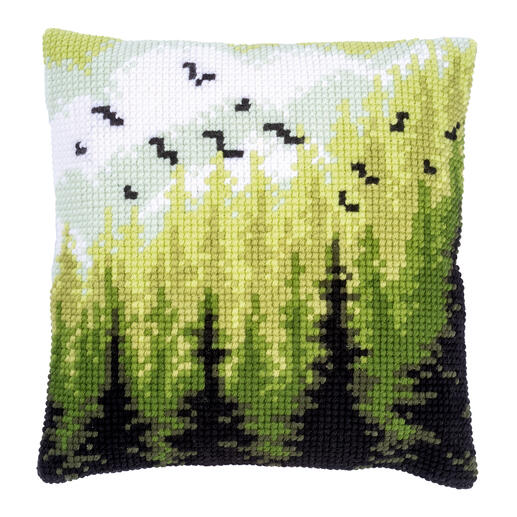 Kreuzstichkissen mit Waldmotiv, grüne Bäume und Vögel im Himmel.