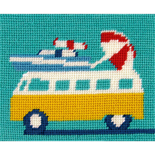 Gobelinbild eines gelben Campervans mit einem Boot und Sonnenschirm darauf.