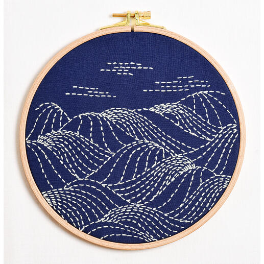 Sashiko Stickbild einer Wellenlandschaft auf tiefblauem Hintergrund