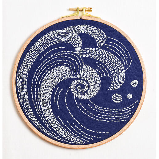Sashiko Stickbild einer Welle auf tiefblauem Hintergrund