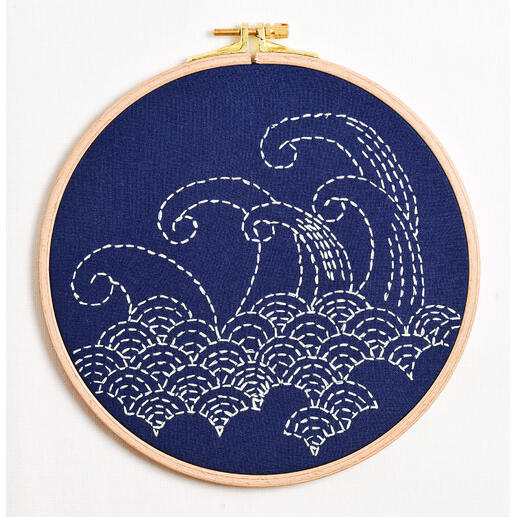Sashiko Stickbild von Wellen auf blauem Hintergrund mit weißem Faden