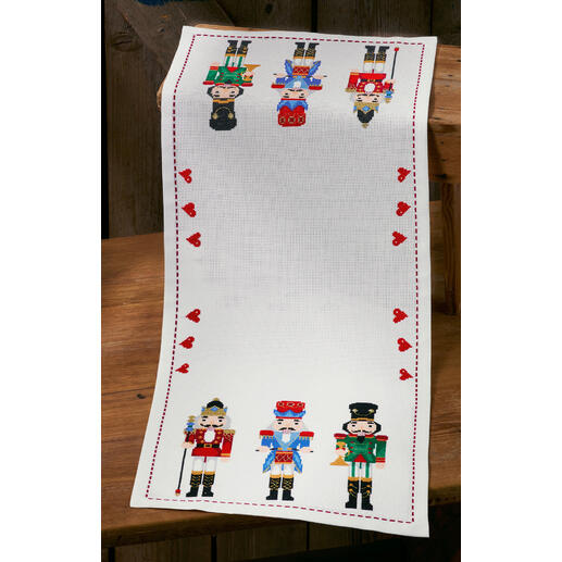 Tischläufer mit bunten Nussknacker-Motiven und Herzen.