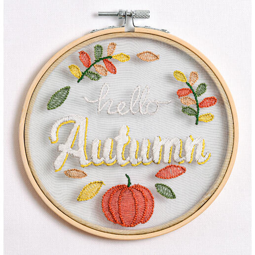 Tüll-Stickbild mit 'hello Autumn', Kürbis und buntem Laub.