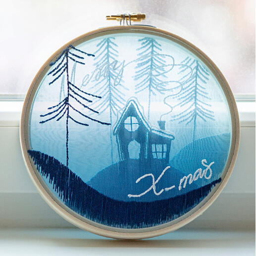 3D-Tüll-Stickbild mit winterlichem Häuschen und Schriftzug 'Merry X-mas'.