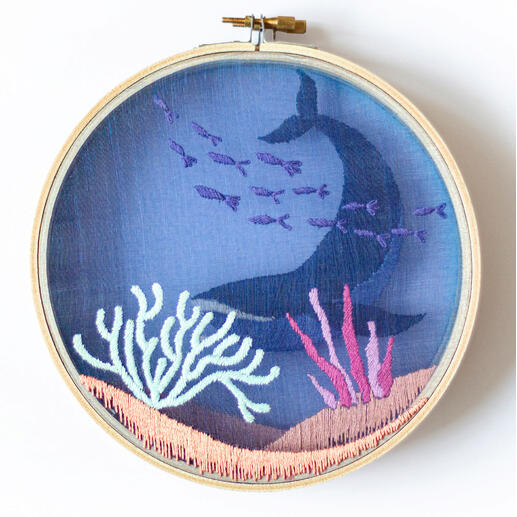 3D-Tüll-Stickbild mit einem Wal und bunten Korallen im Ozean.