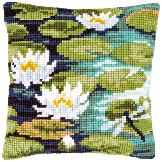 Kreuzstichkissen mit Seerosen auf grünem Wasser.