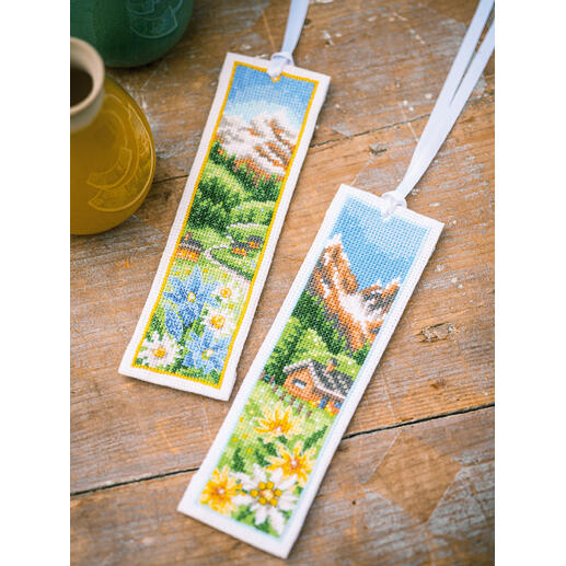 Zwei Lesezeichen in einem rustikalen Setting mit Alpenwiesenmotiven.