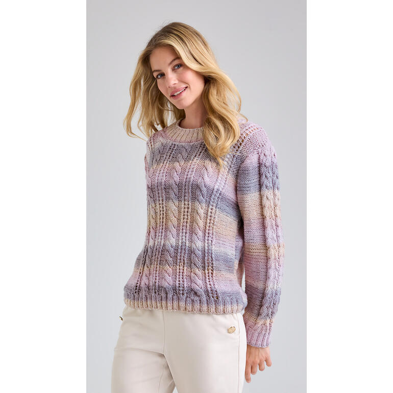 Frau trägt einen Pullover aus Lotti-Colori, lächelnd, in gedeckten Farben