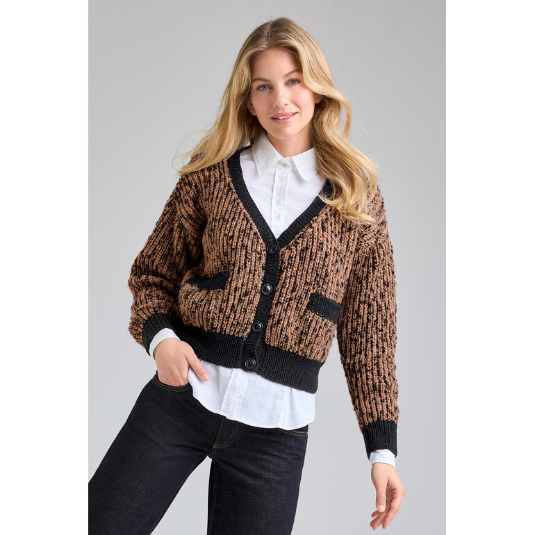 Frau in einer gemusterten Jacke aus Animals und Merino-Extrafein, lächelnd