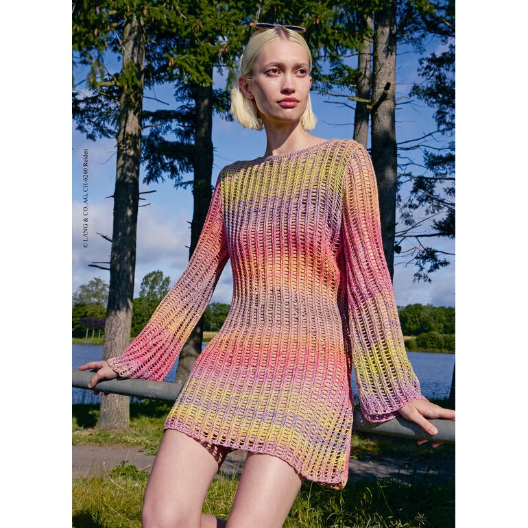 Frau in buntem Kleid aus Illusion am See.