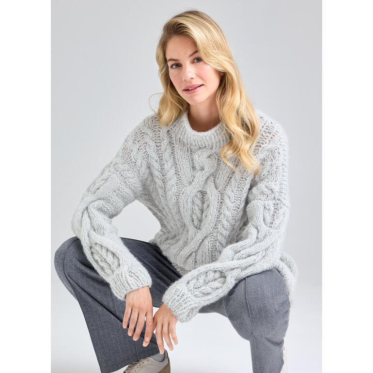 Frau in einem grauen Pullover, 3-fädig aus Arequipa, lächelnd