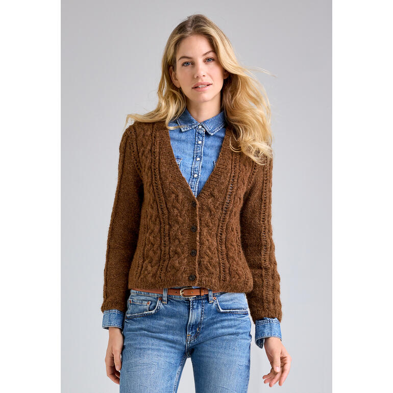 Frau in einer braunen Jacke aus Palazzo, mit einem modernen Look