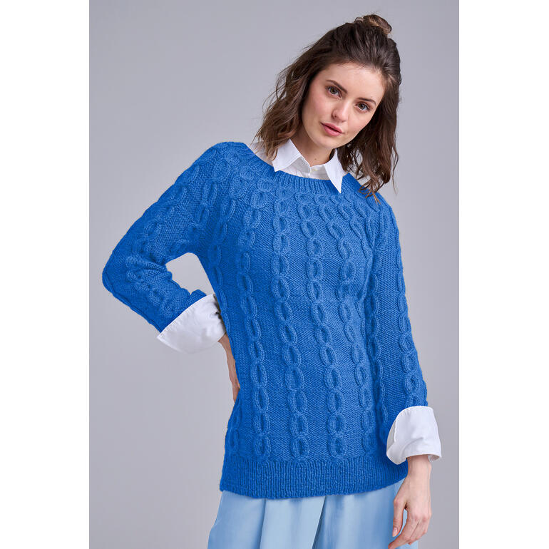 Blauer Pullover von Junghans-Wolle, weibliches Model in lässigem Outfit.