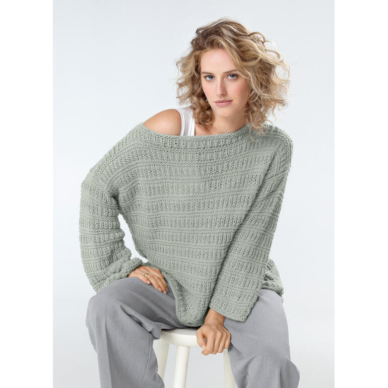 Frau trägt einen farbenfrohen Pullover aus Lotti-Uni mit lockerer Passform.