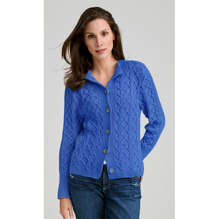 Blaue Jacke aus Merino-Cotton, weibliches Model mit modischem Look.