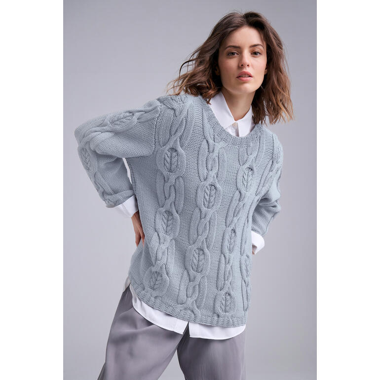 Grauer Pullover aus Merino-Cotton, weibliches Model posiert mit Stil.
