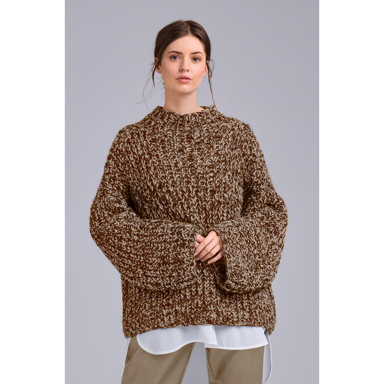 Brauner Pullover, 2-fädig aus Palazzo, weibliches Model mit lässiger Pose.