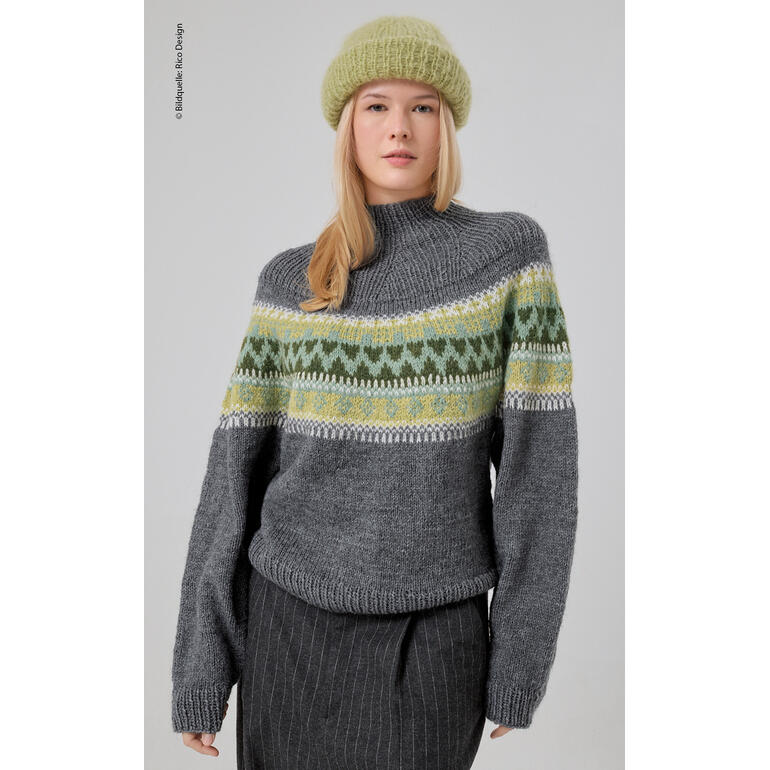Frau in grauem Pullover mit grünem Muster, trägt einen grauen Hut.