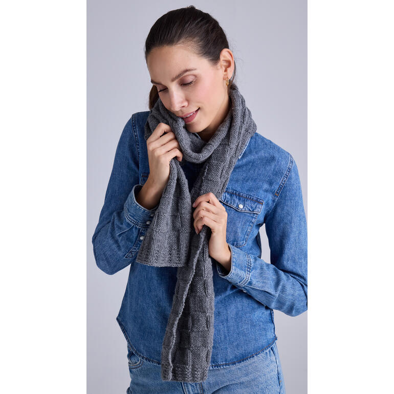 Schal aus Wool-Cashmere, grau, um den Hals einer Frau gewickelt, lächelt