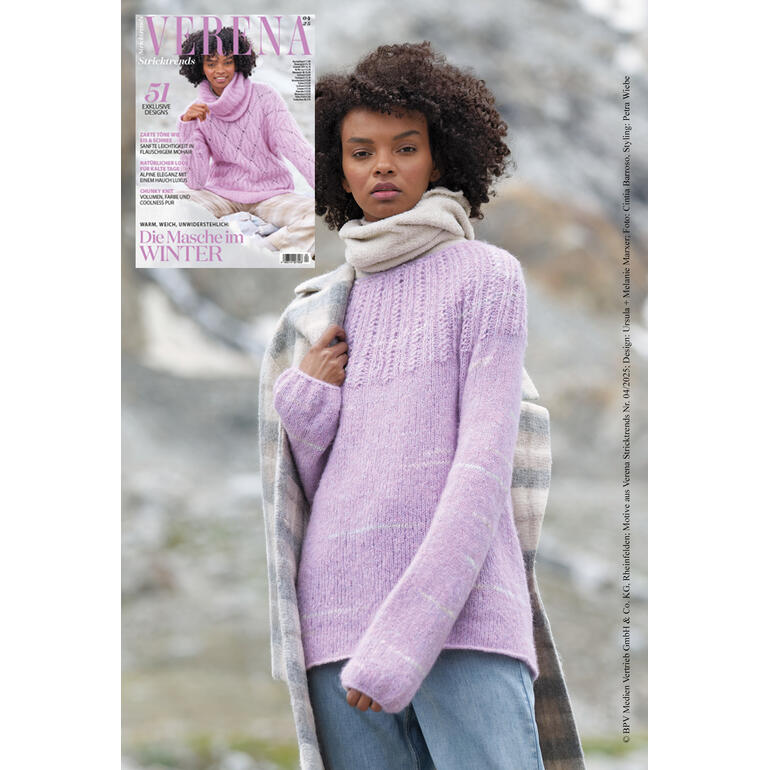 Pulli mit Rundpasse aus Stoccolma in pastell-lila, abgebildet auf einem Modell mit Schal.