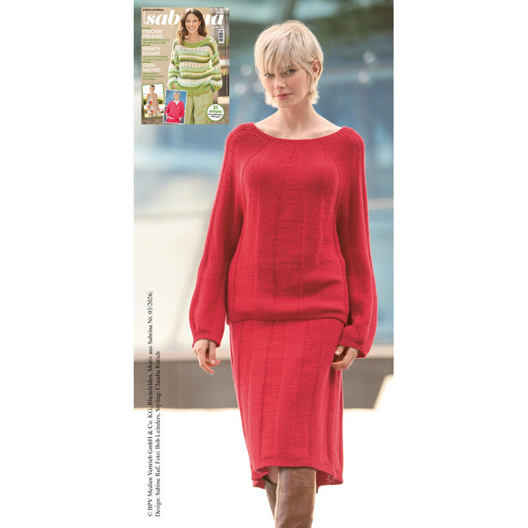 Frau im roten Kleid mit Pullover im gleichen Farbton, Zeitschrift im Hintergrund