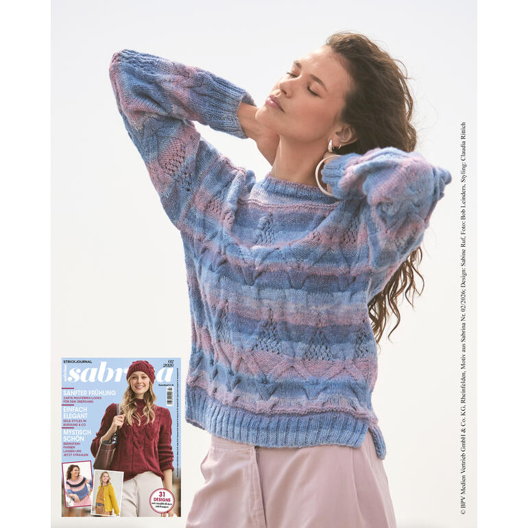 Frau in Pullover mit Zopfmuster, träumt unter freiem Himmel.