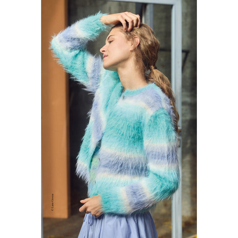 Jacke aus Basta Mista in hellblau mit zotteliger Textur.