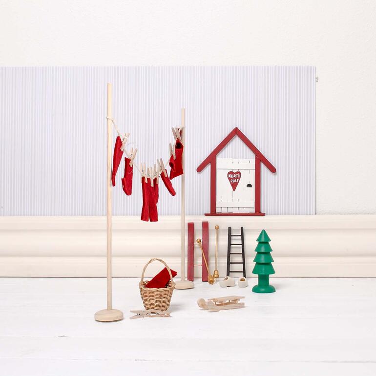 Dekoration mit Wichtelkleidung und einem Spielzeugbaum