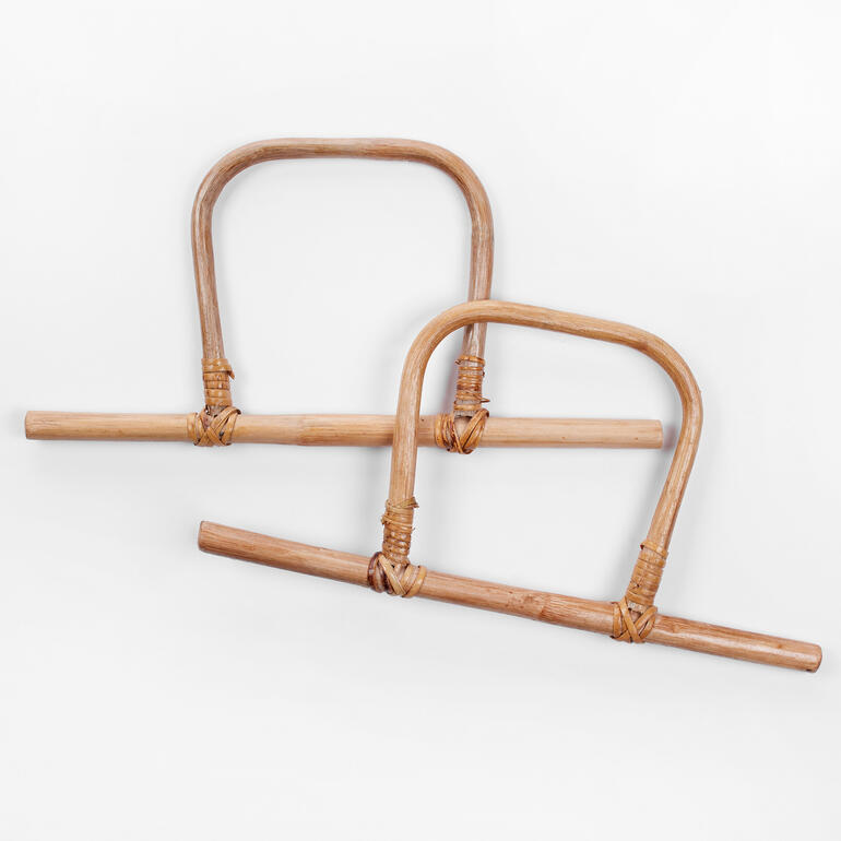 Zwei Bambus-Taschengriffe auf weißem Hintergrund.