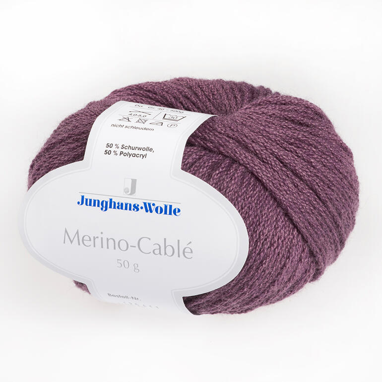 Merino-Cablé von Junghans-Wolle, lila Wolle in Knäuelform.