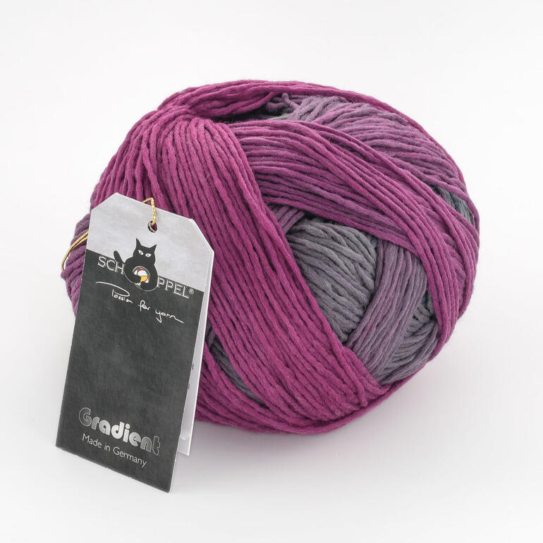 Wollknäuel 'Gradient' von Schoppel Wolle in lila-grauer Farbgestaltung.
