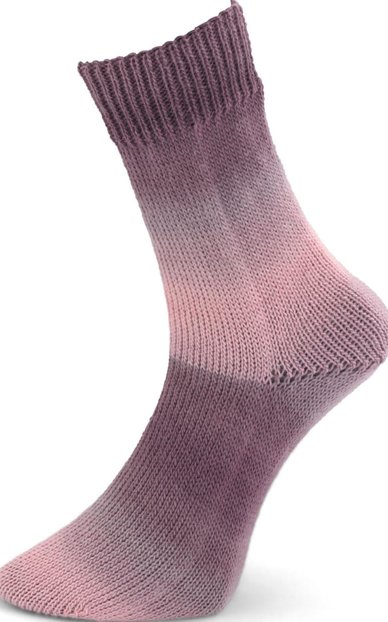Fertige Socken in Lila färbend von Woolly Hugs, in Halbansicht.