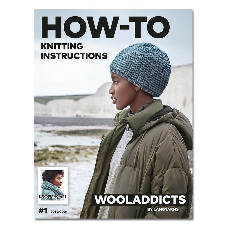 Anleitungsheft WOOLADDICTS #1 mit einer Frau in warmer Kleidung