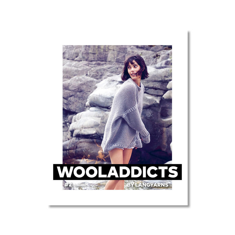 Anleitungsheft WOOLADDICTS #2 mit einem Model in einem Pullover