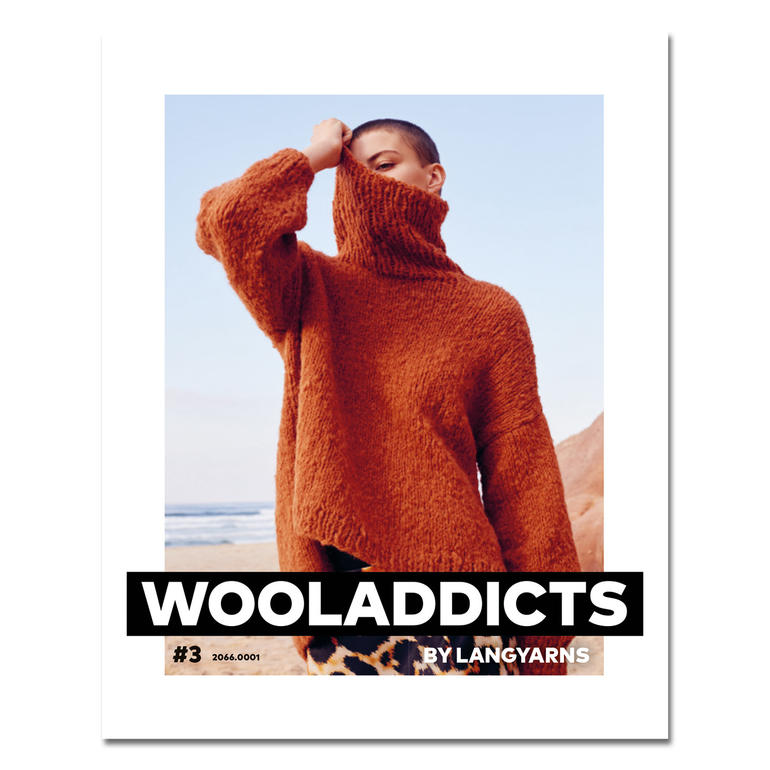Anleitungsheft WOOLADDICTS #3 mit einem Model in einem Pullover.