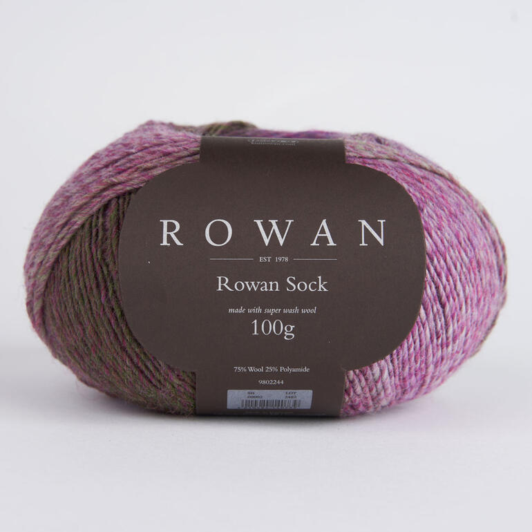 Sockenwolle Rowan Sock in der Farbe Heather, direkt in der Verpackung.