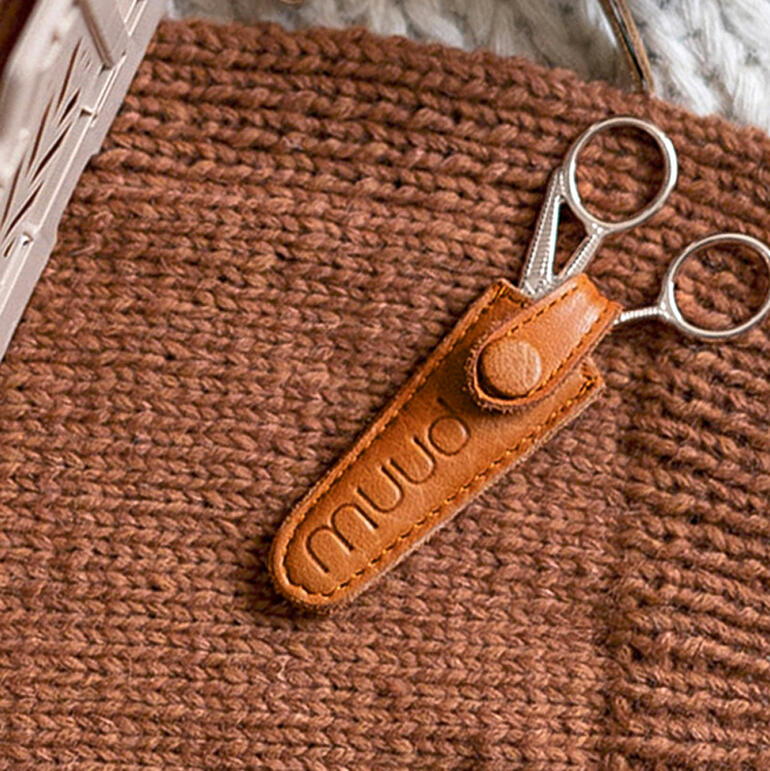 Muud Leder-Scherenetui Espo in brauner Farbe mit Scheren