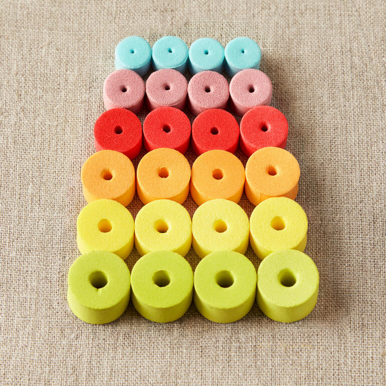 Bunte Maschenstopper aus verschiedenen Farben angeordnet.