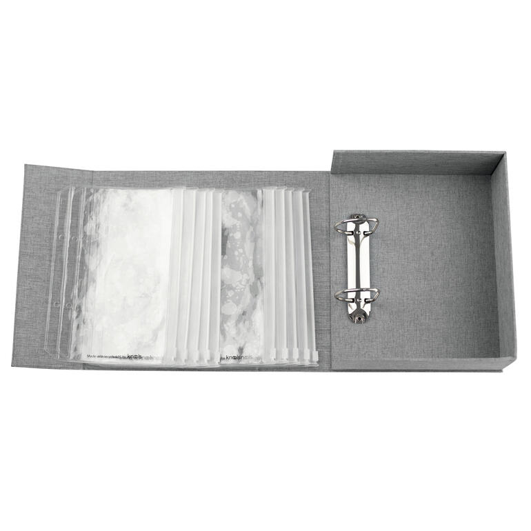 Offene Nadelgarage mit Fächern für Nadeln und Clips.