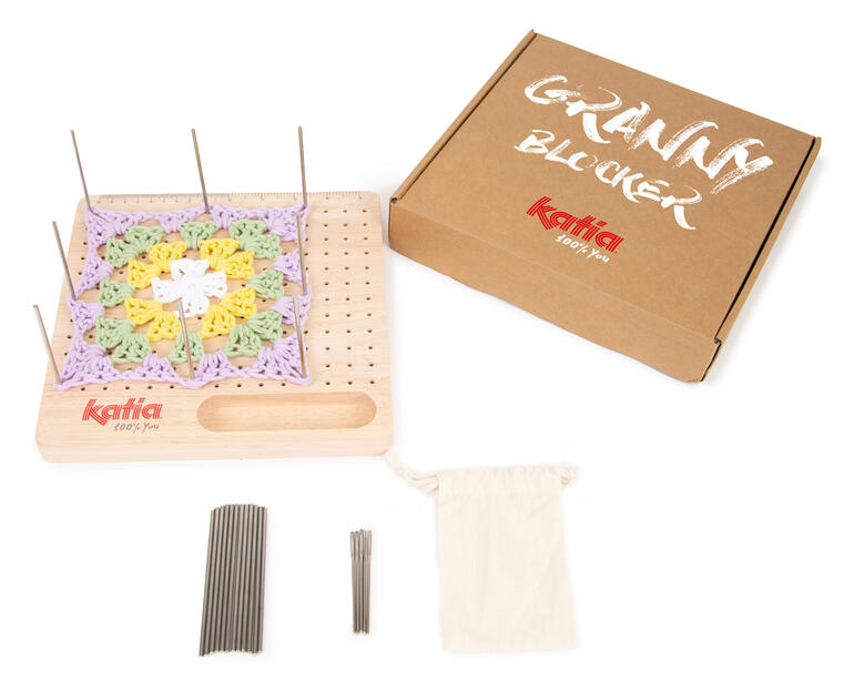 Granny Square Spannbrett mit Stecknadeln und Zubehör zum Häkeln.