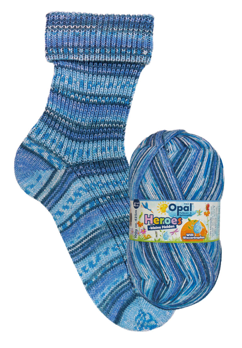 Opal Heroes 4-fach Socken in blau mit passendem Wollknäuel, auf weißem Hintergrund.