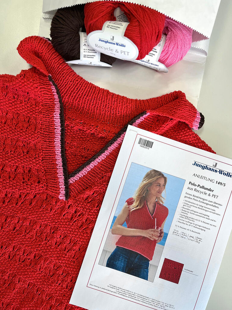 Roter Polo-Pullover aus Recyclingmaterial mit Strickanleitung und Garn in verschiedenen Farben
