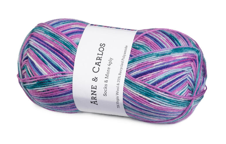 Gestreiftes Wollknäuel Socks & More von Kremke in Lila und Türkis.